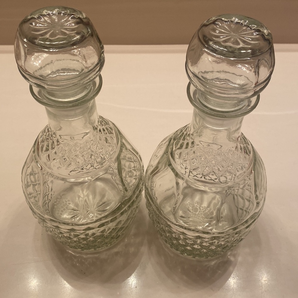 Set of two vintage wine decanters 10 in tall. No cracks or chips‎
